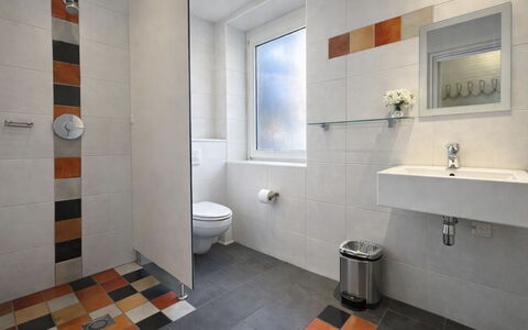 Bungalowpark Landsrade: Piso, Diseño De Interiores, Suelo, Techo, Arreglo De Tubería, Baño, Material Compuesto, Baño, Loseta, Asiento Del Baño