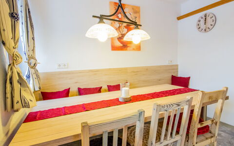 Zirben Appartement Karin: Propiedad, Mueble, Producto, Madera, Edificio, Diseño De Interiores, Guardería, Manchas De Madera, Suelo, Pared