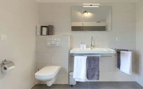 Villa Gocci: Espejo, Arreglo De Tubería, Grifo, Lavabo, Propiedad, Lavabo Del Baño, Edificio, Mueble De Baño, Baño, Púrpura
