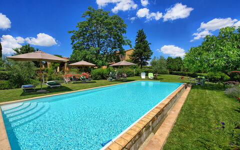 Villa Sonia: Piscina, Propiedad, Bienes Raíces, Inmuebles, Casa, Hierba, Ocio, Edificio, Casa, Villa