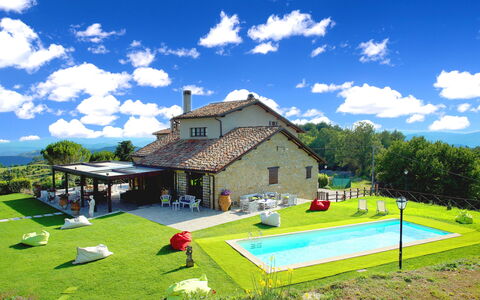 Villa Umbra: Propiedad, Casa, Paisaje Natural, Cielo, Hierba, Bienes Raíces, Casa, El Terreno Del Lote, Edificio, Inmuebles