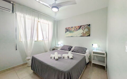 Benidorm 954: Cama, Mueble, Habitación, Suelo, Piso, Techo, Diseño De Interiores, Habitación, Sábana, Lecho