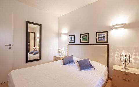 Porto Vecchio 150: Habitación, Habitación, Mueble, Cama, Propiedad, Diseño De Interiores, Marco De La Cama, Sábana, Lecho, Techo