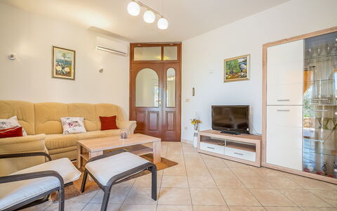 Mila: Habitación, Propiedad, Mueble, Edificio, Diseño De Interiores, Sala, Suelo, Casa, Bienes Raíces, Mesa