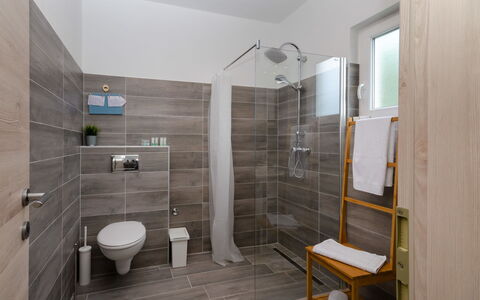 Villa Anđelika: Propiedad, Edificio, Arreglo De Tubería, Baño, Madera, Diseño De Interiores, Lavabo, Piso, Suelo