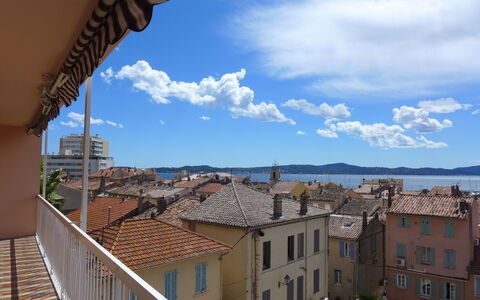 Sainte Maxime 135: Cielo, Azul, Propiedad, By, Techo, Edificio, Tiempo De Día, Pared, Nube, Arquitectura