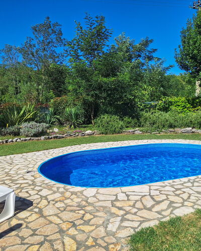 Villa Malini: Azul, Piscina, Jardín, Patio Interior, Paisajismo, Sombra, Césped, Yarda, Mueble Para Exteriores, Losa