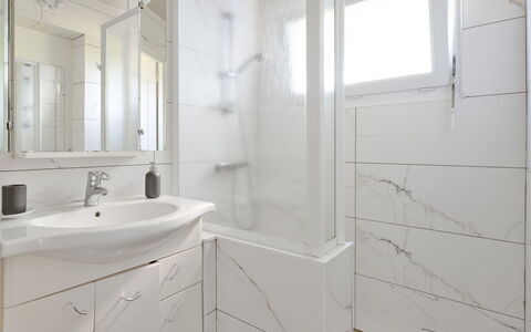 La Roche Blanche: Piso, Suelo, Diseño De Interiores, Arreglo De Tubería, Baño, Lavabo, Techo, Grifo, Mueble De Baño, Plomería