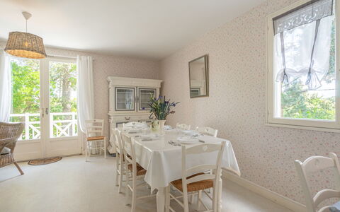 Domaine des Fées: Mueble, Mesa, Ventana, Planta, Silla, Edificio, Madera, Diseño De Interiores, Planta De Casa