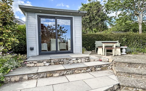 Lake District Coastal Cottage: Arbusto, Puerta, Jardín, Edificios Del Jardín, Cobertizo, Cobertura Del Suelo, Cabaña, Vía Muerta, Maceta