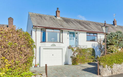 Lake District Coastal Cottage: Planta, Cielo, Propiedad, Ventana, Edificio, Puerta, Superficie De La Carretera, Casa, El Terreno Del Lote, Cabaña