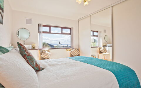 Lake District Coastal Cottage: Marco, Propiedad, Mueble, Ventana, Edificio, Azur, Comodidad, Madera, Textil, Encendiendo