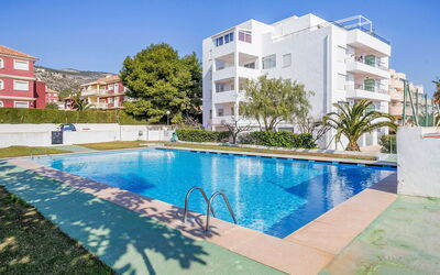 Alcocéber Alcossebre 305: Agua, Edificio, Cielo, Planta, Tiempo De Día, Propiedad, Ventana, Piscina, Azur, Árbol