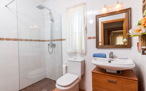 Villa Mariposa: Espejo, Arreglo De Tubería, Grifo, Mueble De Baño, Propiedad, Lavabo, Edificio, Lavabo Del Baño, Alcachofa De La Ducha, Baño