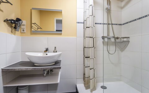 Santa Monica 1: Espejo, Grifo, Arreglo De Tubería, Lavabo, Propiedad, Lavabo Del Baño, Baño, Diseño De Interiores, Ducha