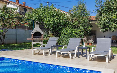 Villa Toni: Agua, Planta, Mueble, Propiedad, Cielo, Azur, Piscina, Mueble Para Exteriores, Sombra, Silla