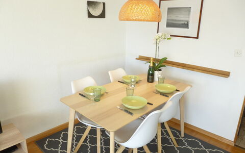 Crans-Montana 106: Habitación, Mueble, Propiedad, Mesa, Verde, Comedor, Diseño De Interiores, Silla, Amarillo, Casa