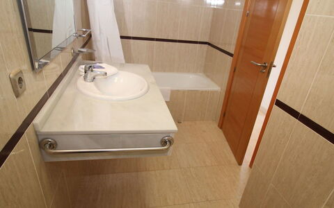 Torre Maestral: Baño, Propiedad, Habitación, Arreglo De Tubería, Lavabo Del Baño, Loseta, Lavabo, Arquitectura, Grifo, Suelo