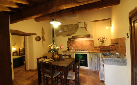 Agriturismo le Calle: Habitación, Propiedad, Mostrador, Edificio, Mueble, Cocina, Diseño De Interiores, Suelo, Casa, Haz