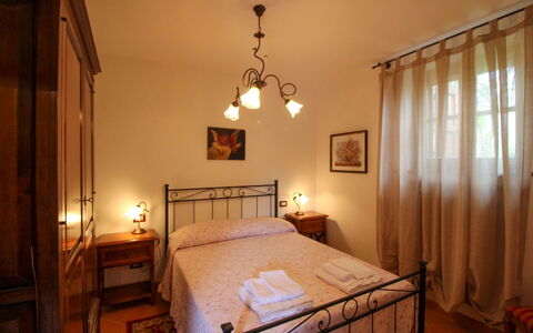 Borgo di Usciano: Cama, Mueble, Habitación, Diseño De Interiores, Pared, Suelo, Piso, Sábana, Techo, Lecho