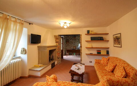 Borgo di Usciano: Mueble, Diseño De Interiores, Pared, Piso, Habitación, Sofá, Madera, Techo, Suelo, Sala