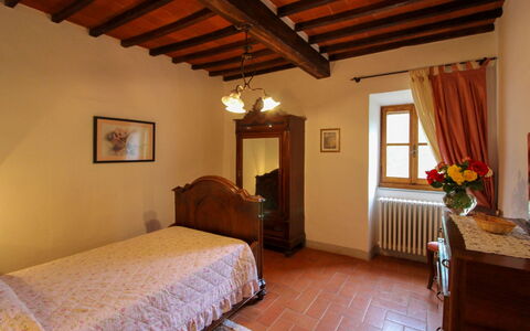 Borgo di Usciano: Mueble, Pared, Diseño De Interiores, Madera, Habitación, Piso, Cama, Suelo, Techo, Sábana