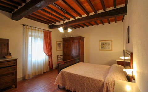 Borgo di Usciano: Mueble, Pared, Diseño De Interiores, Habitación, Madera, Cama, Piso, Techo, Suelo, Habitación