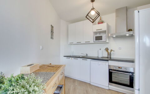 Port Blanc: Gabinetes, Mostrador, Lavabo, Estufa De Cocina, Grifo, Madera, Diseño De Interiores, Cocina, Planta De Casa, Suelo