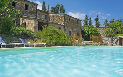 Radda in Chianti 850: Agua, Cielo, Planta, Nube, Edificio, Propiedad, Ventana, Árbol, Piscina, Casa