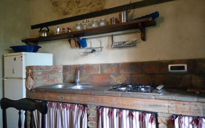 Iris: Madera, Piso, Cocina, Suelo, Mostrador, Aparato De Cocina, Estufa De Cocina, Habitación, Electrodoméstico, Manchas De Madera