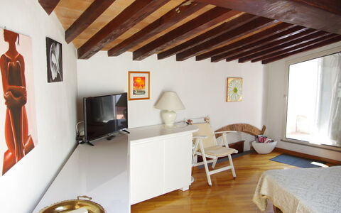 Gli Artisti: Habitación, Propiedad, Mueble, Diseño De Interiores, Edificio, Ático, Techo, Casa, Sala, Suelo