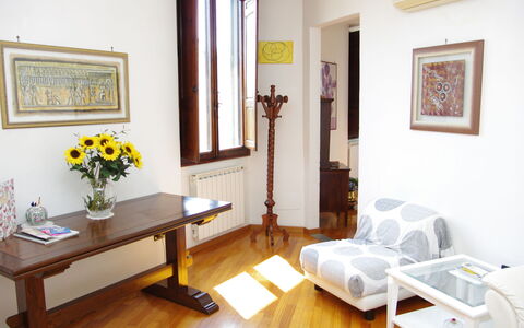 Gli Artisti: Habitación, Mueble, Propiedad, Diseño De Interiores, Edificio, Sala, Amarillo, Suelo, Casa, Pared