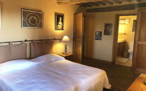 Compignano Barn: Habitación, Cama, Habitación, Mueble, Sábana, Propiedad, Marco De La Cama, Lecho, Colchón, Diseño De Interiores