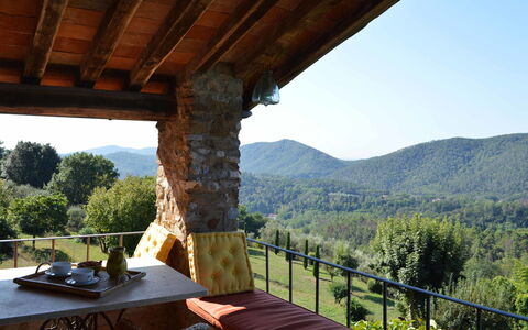Compignano Barn: Propiedad, Casa, Habitación, Árbol, Edificio, Bienes Raíces, Cielo, Cabaña, Vacaciones, Porche