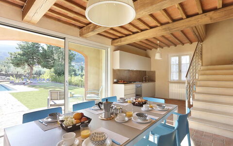 Uva: Propiedad, Edificio, Habitación, Bienes Raíces, Diseño De Interiores, Casa, Techo, Mueble, Mesa, Comedor