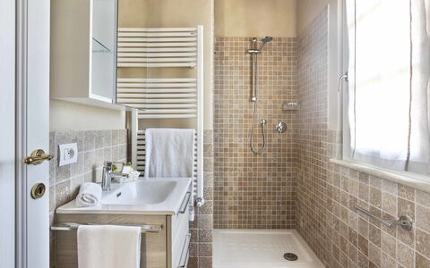 Uva: Baño, Habitación, Propiedad, Loseta, Diseño De Interiores, Suelo, Grifo, Pared, Bienes Raíces, Edificio