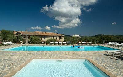 Charming Estate Decimo Mariano: Piscina, Propiedad, Ocio, Recurso, Vacaciones, Casa, Cielo, Agua, Bienes Raíces, Edificio