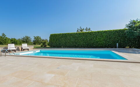 Poli Murvu: Piscina, Propiedad, Ocio, Bienes Raíces, Casa, Vacaciones, Villa, Hierba, Edificio, Loseta