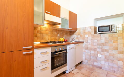 Poli Murvu: Propiedad, Habitación, Cocina, Gabinetes, Mueble, Mostrador, Casa, Edificio, Diseño De Interiores, Suelo