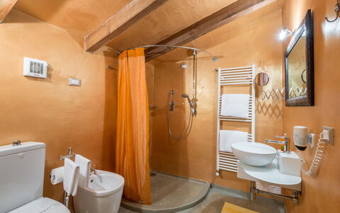 Villa Del Santo Bastiano: Baño, Habitación, Propiedad, Diseño De Interiores, Arreglo De Tubería, Edificio, Asiento Del Baño, Lavabo Del Baño, Bidé, Suelo