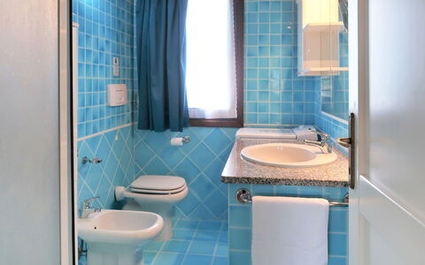 Giuly: Grifo, Arreglo De Tubería, Lavabo, Propiedad, Lavabo Del Baño, Espejo, Púrpura, Baño, Azur, Diseño De Interiores