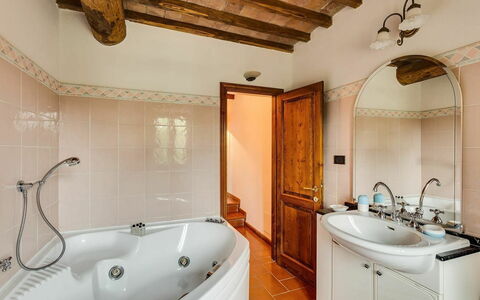 Antico Borgo San Lorenzo - Weddings And Events: Marrón, Bañera, Espejo, Grifo, Arreglo De Tubería, Mueble De Baño, Propiedad, Lavabo, Gabinetes, Baño