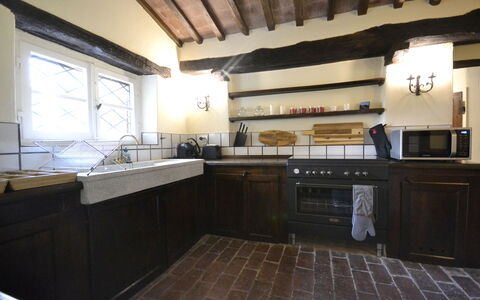Villa Del Castagno: Propiedad, Habitación, Cocina, Mostrador, Gabinetes, Edificio, Mueble, Casa, Suelo, Diseño De Interiores