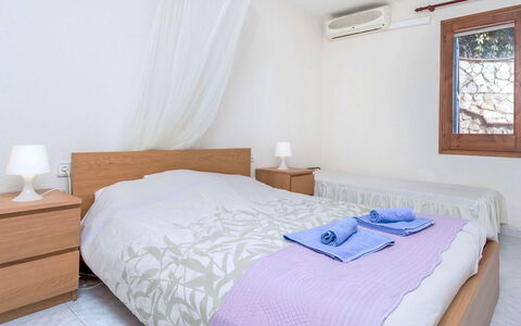 La Teulada: Cama, Habitación, Mueble, Diseño De Interiores, Suelo, Madera, Piso, Sábana, Lecho, Linos