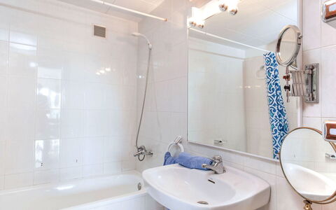 La Teulada: Baño, Arreglo De Tubería, Lavabo Del Baño, Lavabo, Piso, Diseño De Interiores, Grifo, Bañera, Plomería, Suelo