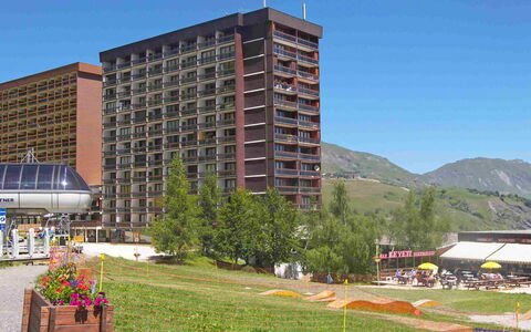 Le Corbier 210: Planta, Cielo, Edificio, Ventana, Rascacielos, Maceta, Casa, Árbol, Condominio, Diseño Urbano