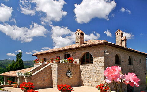 Podere dei Venti: Cielo, Nube, Edificio, Casa, Flor, Arquitectura, Área Rural, Verano, Planta, Turismo