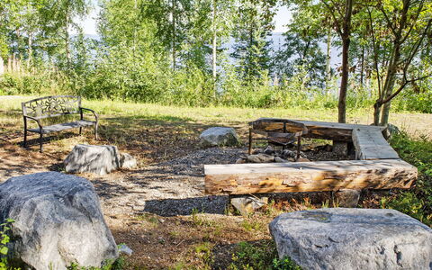 Pielislinna Loma-Koli: Mueble, Silla, Mueble Para Exteriores, Mesa, Madera, Mesa Al Aire Libre, Cocina Y Comedor Mesa, Sombra, Jardín, Paraguas