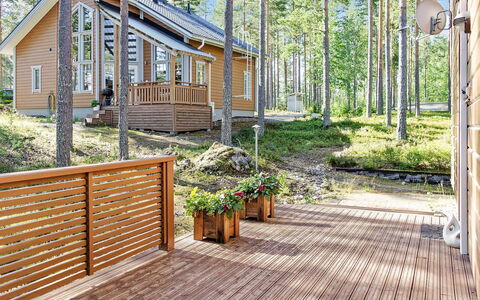 Pielislinna Loma-Koli: Mueble, Silla, Mueble Para Exteriores, Mesa, Madera, Mesa Al Aire Libre, Cocina Y Comedor Mesa, Sombra, Jardín, Paraguas