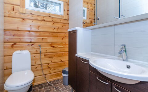 Kolin Mesikämmen: Arreglo De Tubería, Baño, Lavabo Del Baño, Piso, Madera, Lavabo, Suelo, Baño, Grifo, Mueble De Baño